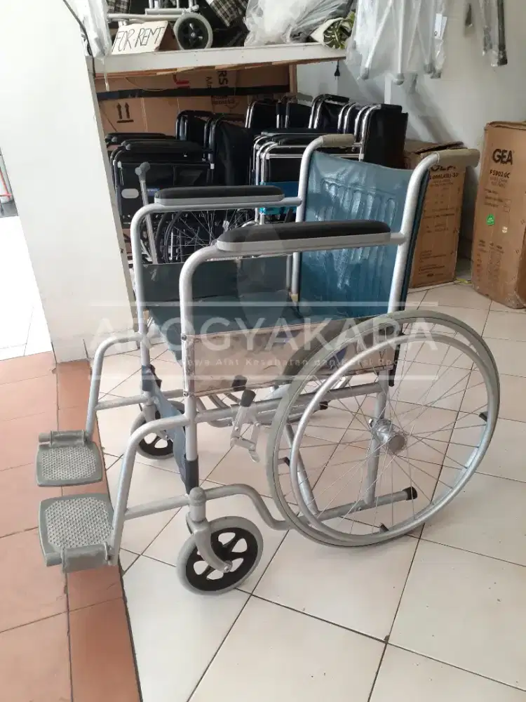 Kursi roda standart bekas