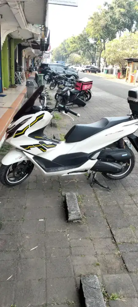 Honda pcx 160 warna putih thn 2023