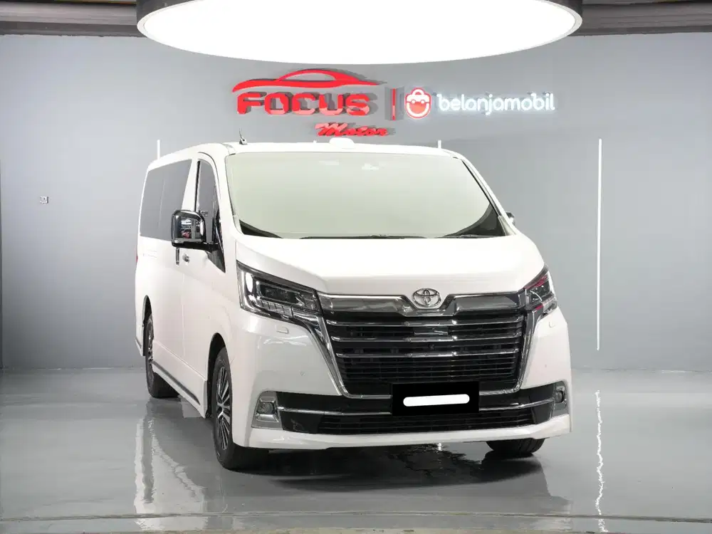 Km 8 rb toyota granace turbo diesel 2023 putih 8 seater pajak panjang