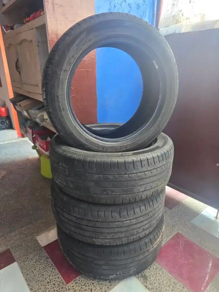 Ban mobil dunlop sportmaxx-050
Ukuran 215/55 R17