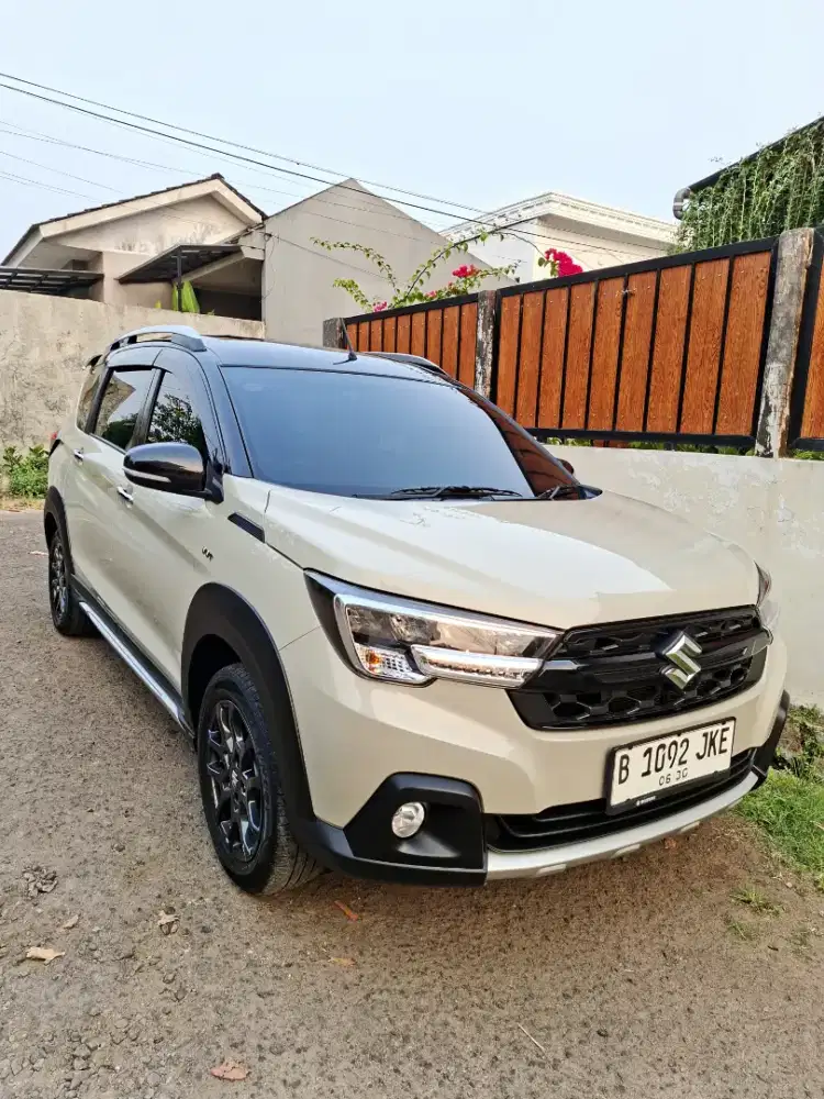Suzuki XL 7 ALPHA AT Hybrid ivory km rendah