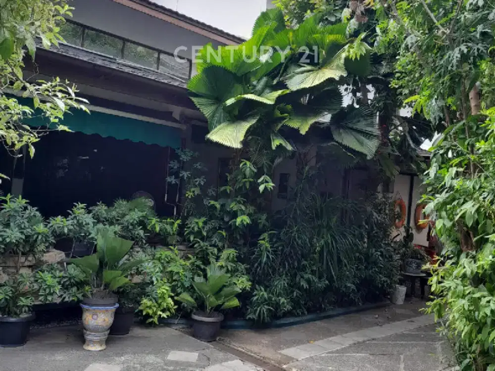 Rumah Klasik Di Pusat Kota, Depan Taman Besar