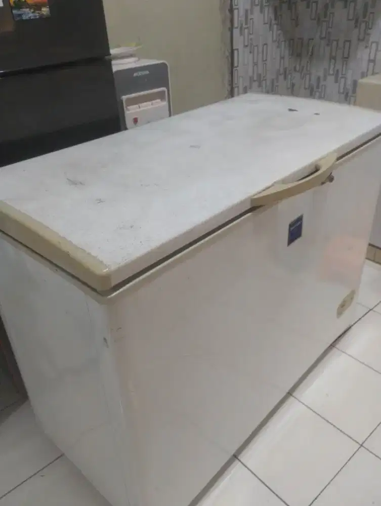 dijual murah Freezer Sharp 250 Liter Bekas Mulus Dingin Cepat Beku