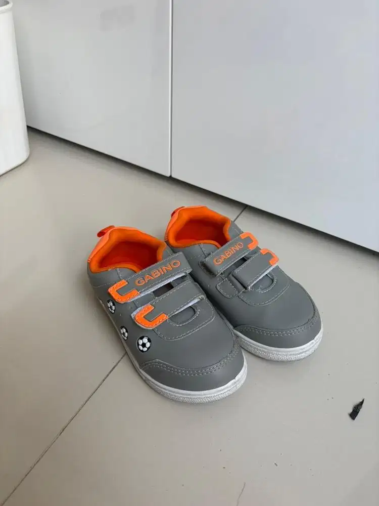 Sepatu anak ukuran 27