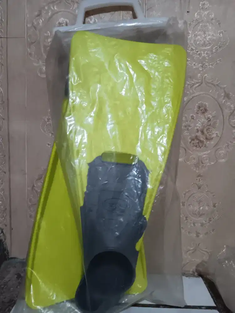 Fins kaki katak. Like new merk pantas