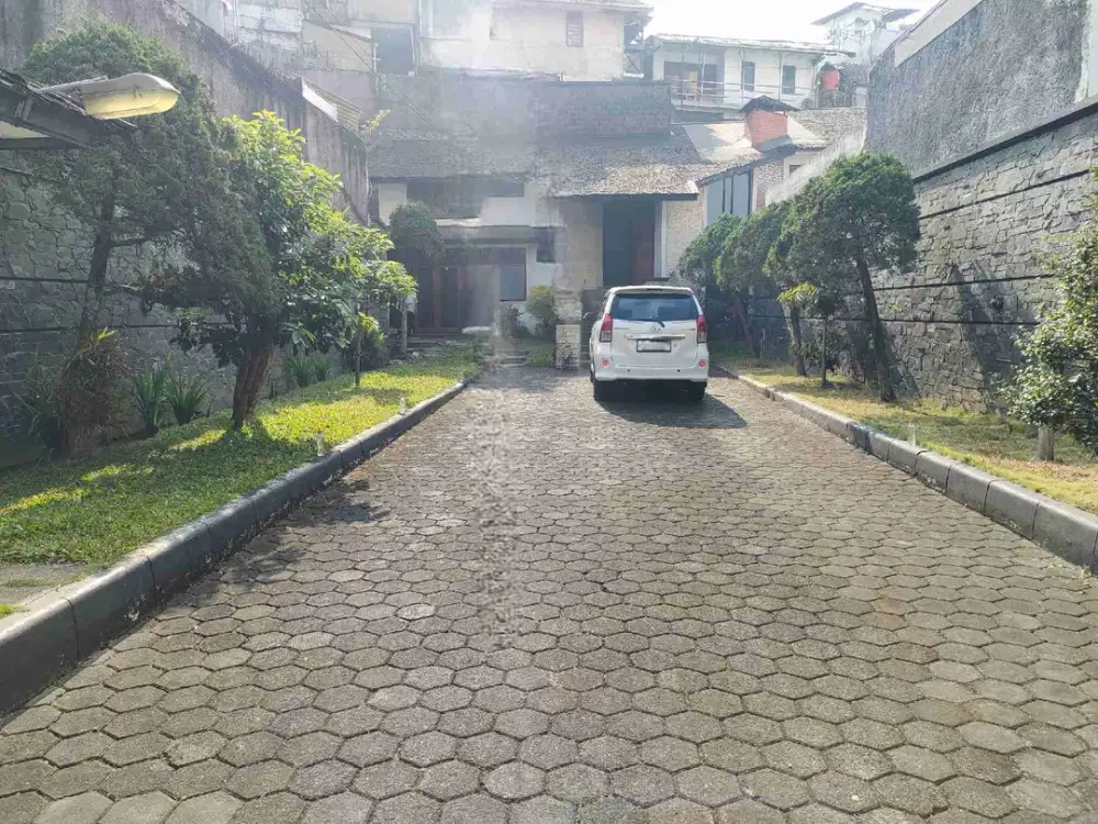 JUAL Rumah Luas di Jl.Budisari (Sayap Setiabudhi)