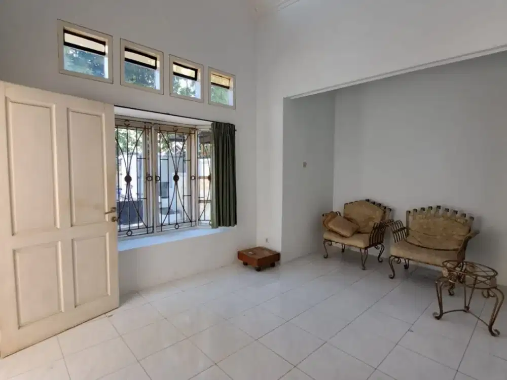 FOR RENT! Rumah International Village Citraland - Parkiran Luas