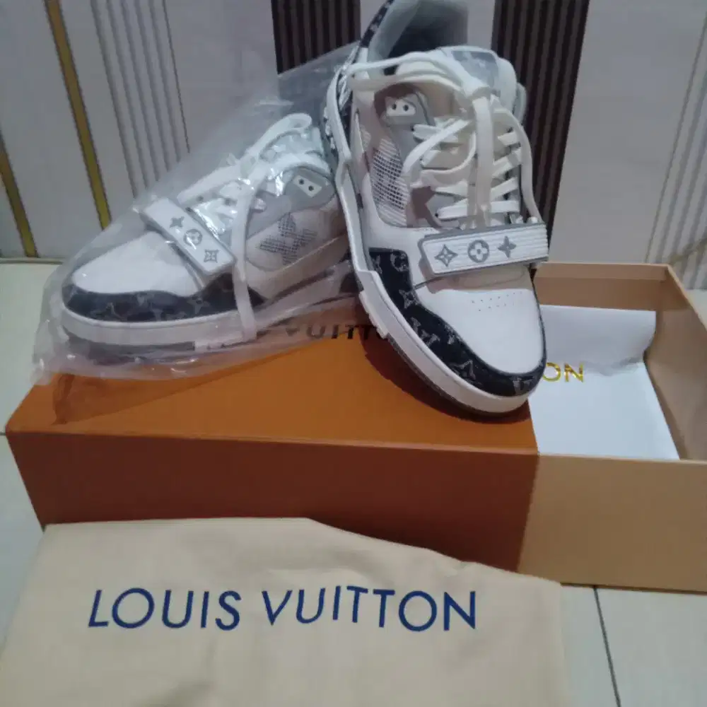 Sepatu merk Louis Vuiton LV size 43