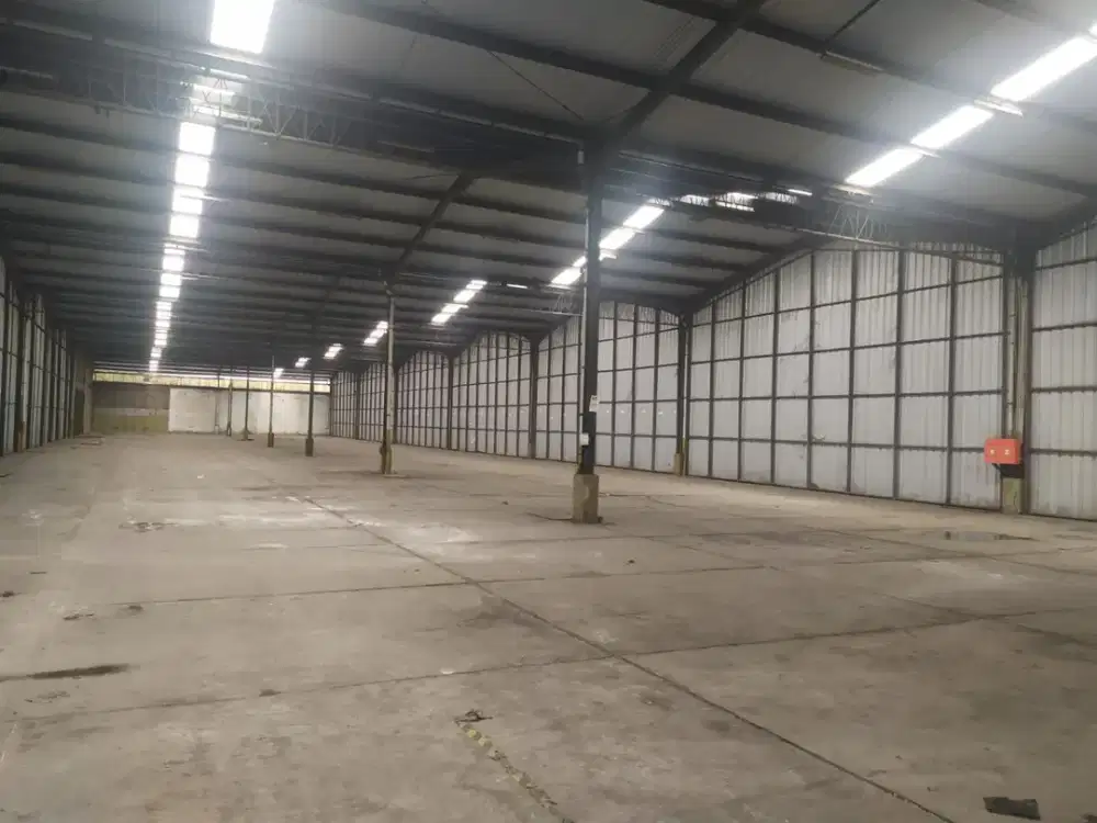 Disewakan unit Gudang P.98m x L.24m Akses container 40 feet. Lokasi Cakung Jakarta Timur.