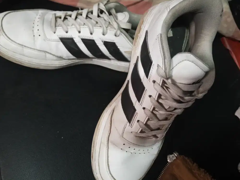 Sepatu Adidas Courtblock Putih Size 42