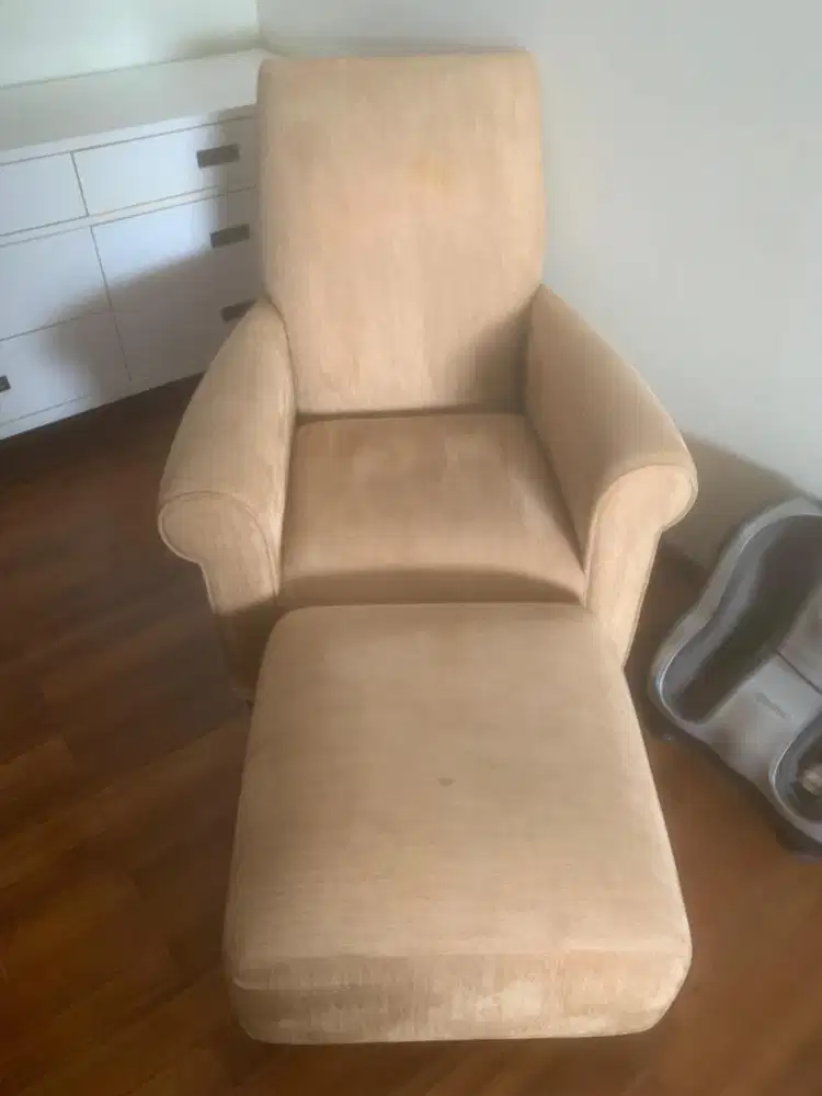 Single chair with ottoman