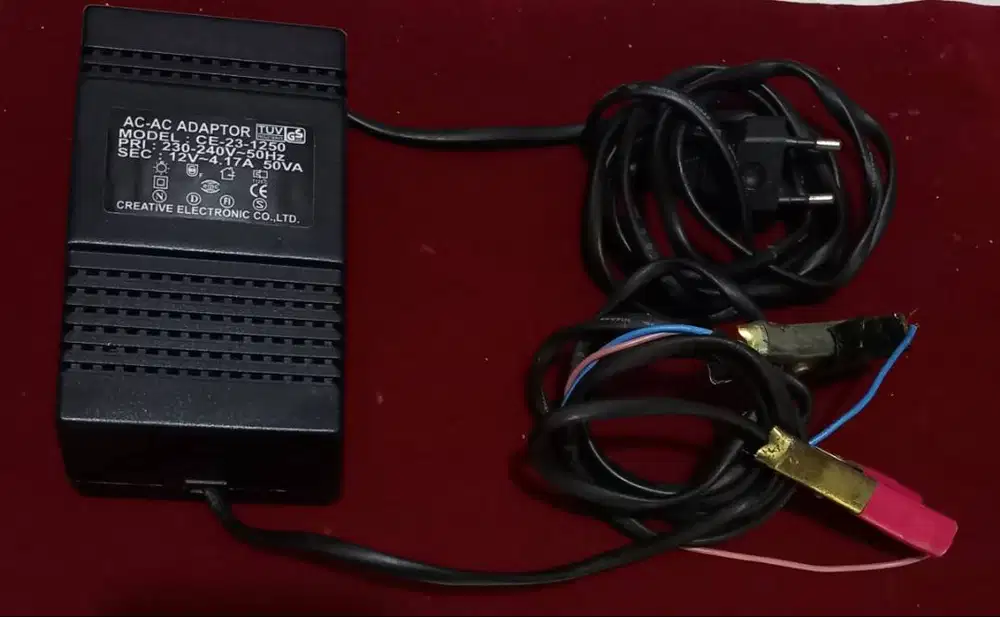 Adaptor/Trafo O8I3 IO7 55OOO,CE-23-1250,12Volt 4,17Amp,bisa Charge Aki