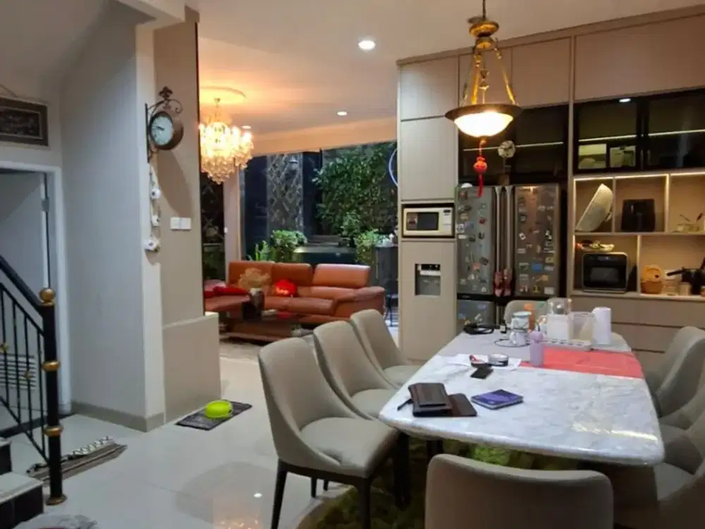 Turun Harga! Rumah Premium 2,5 Lantai Full Furnished di Taman Ratu Jakarta Barat – LT 150 m², 4+1 KT