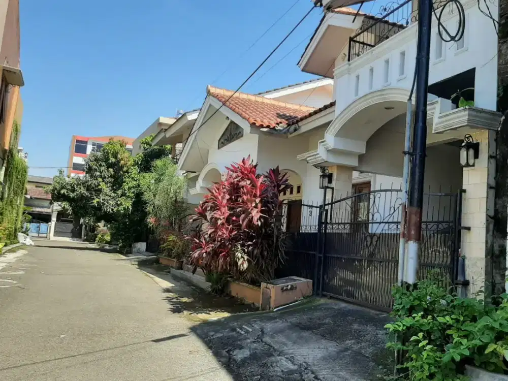 Dijual Rumah 2 lantai berikut seluruh isinya lengkap, dekat Superindo dan Tol, LT.252 m2, LB.385 m2, SHM, IMB