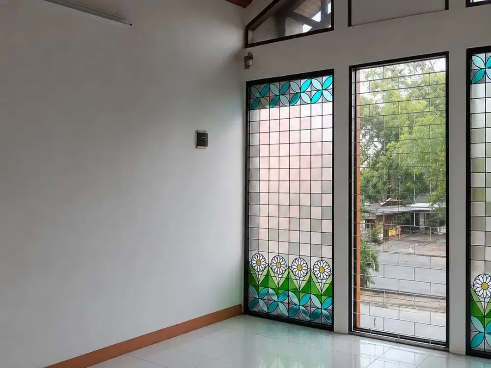 DISEWAKAN Ruko 2 Lantai dengan Lokasi yang Strategis dekat Pusat Perbelanjaan dan Sekolah di Harapan Indah, Bekasi