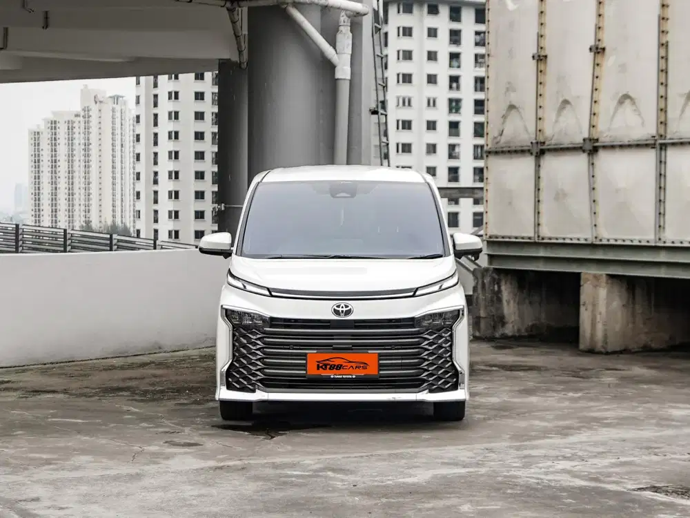 Toyota Voxy 2.0 AT 2023 Putih