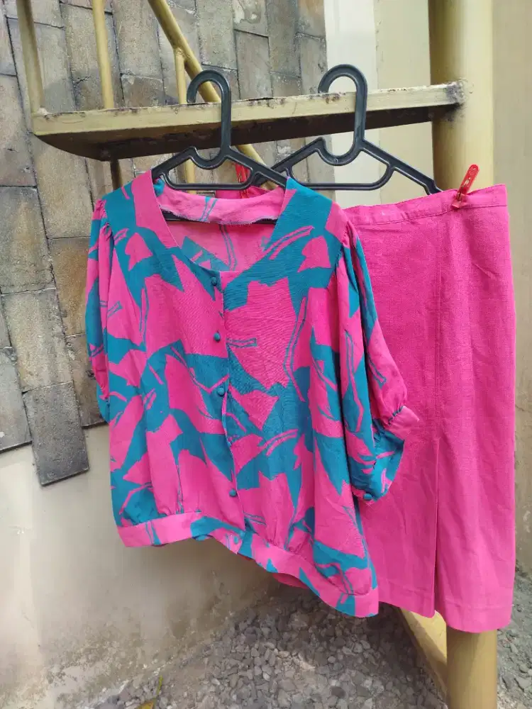 Baju alasan & rok bawahan.