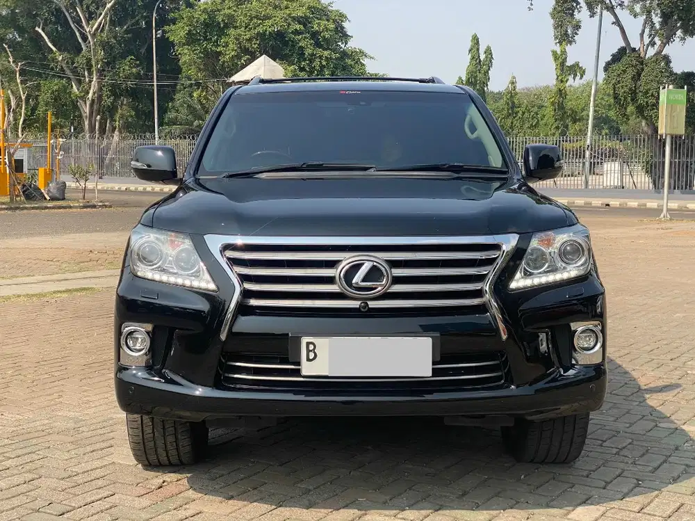 LEXUS LX570 AT HITAM 2015
