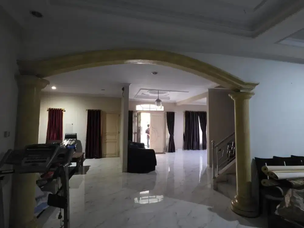 DISEWAKAN Rumah Besar 2 Lantai dengan Lokasi Sangat Strategis di Boulevard, Harapan Indah, Bekasi
