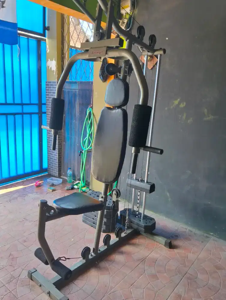 Alat olahraga fitnes gym. Home gym berwyn