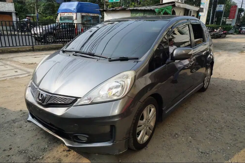 Mobil Honda Jazz GE8 1,5S RS Matic Plat B Genap Warna Abu Metalik