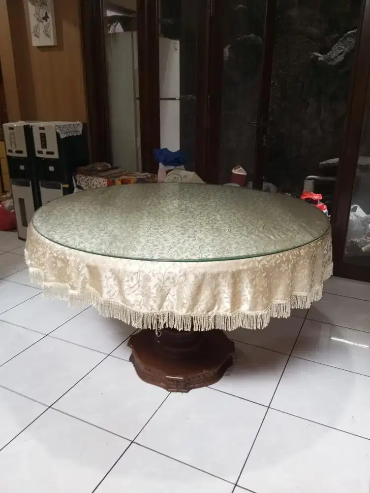 Meja makan bundar