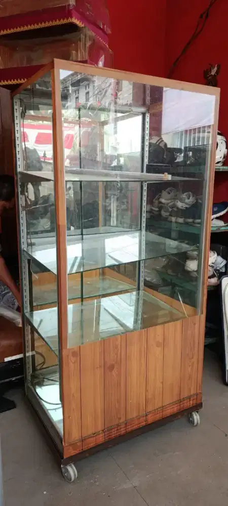 Etalase tinggi lebar