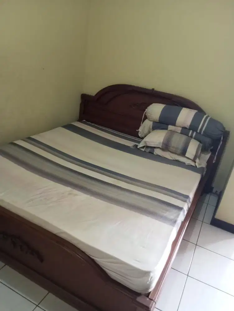 Tempat tidur kayu jati