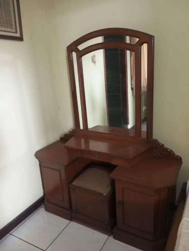 Meja rias kayu dan kursi