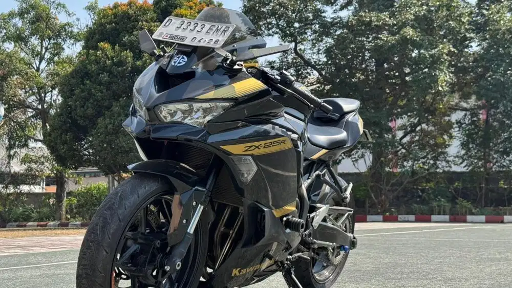 Kawasaki ZX25r 2023 Hitam Low Km