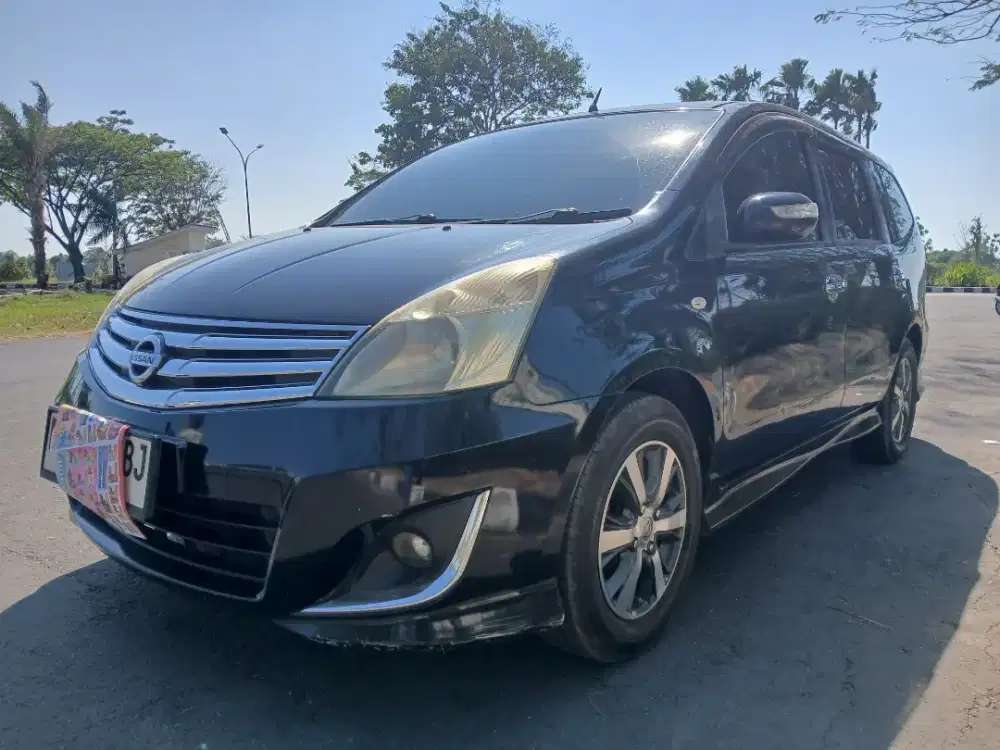 DIJUAL Mobil Nissin Grand Livina 2013