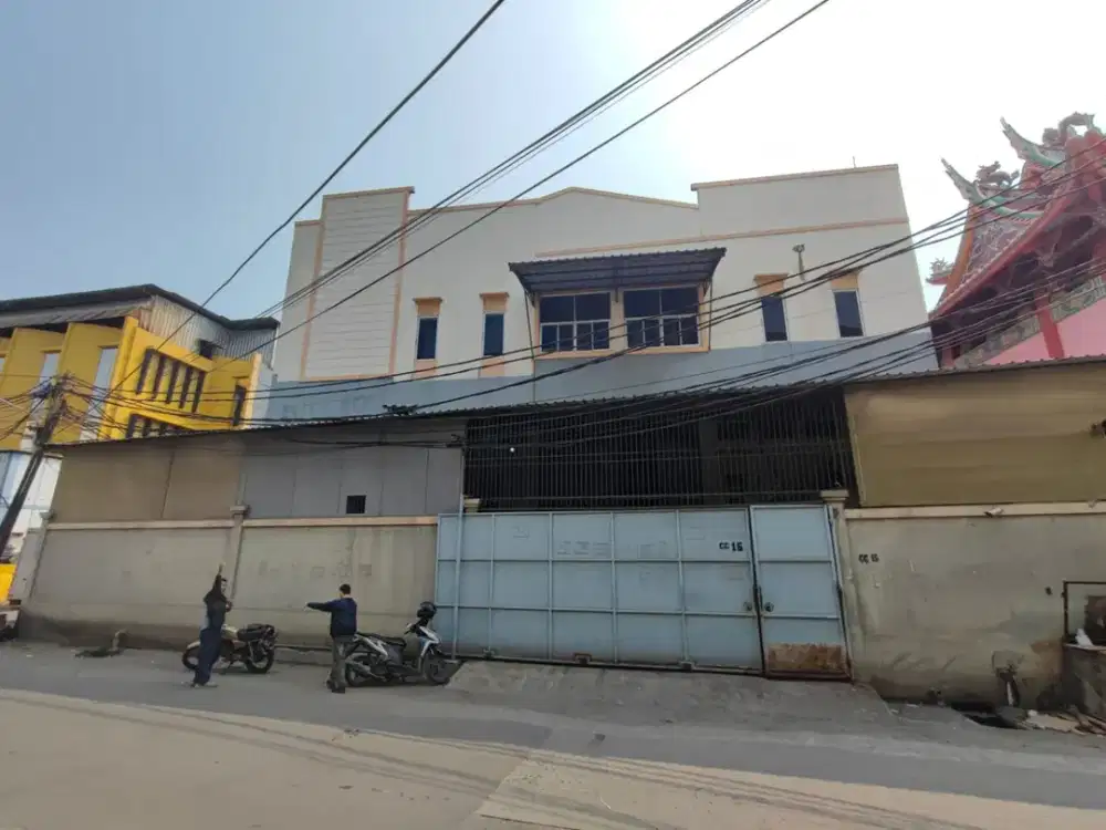 DISEWAKAN PABRIK VIKAMAS KAPUK JAKARTA UTARA LT 600M² LB 800M² 2 LANTAI AKSES KONTENER LENGKAP SIAP PAKAI