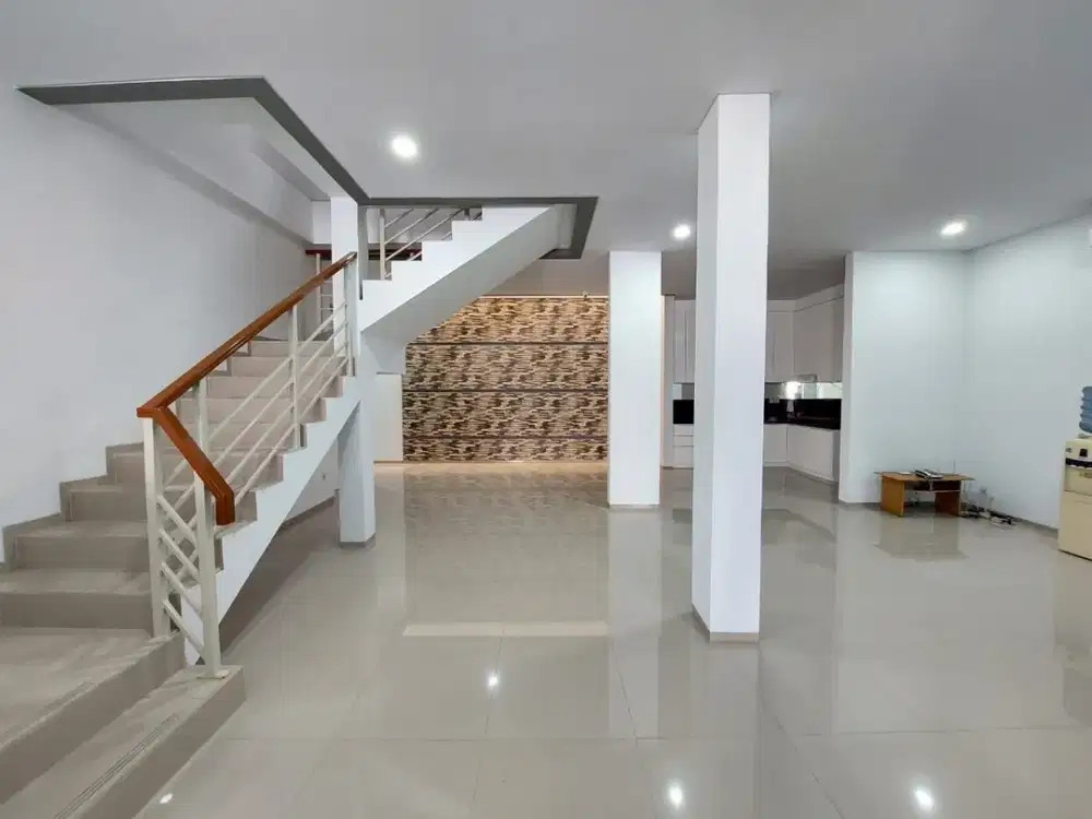 Dijual Rumah Baru 2 lantai di Mainroad Ciumbuleuit Dekat Kampus Unpar ITB Bandung