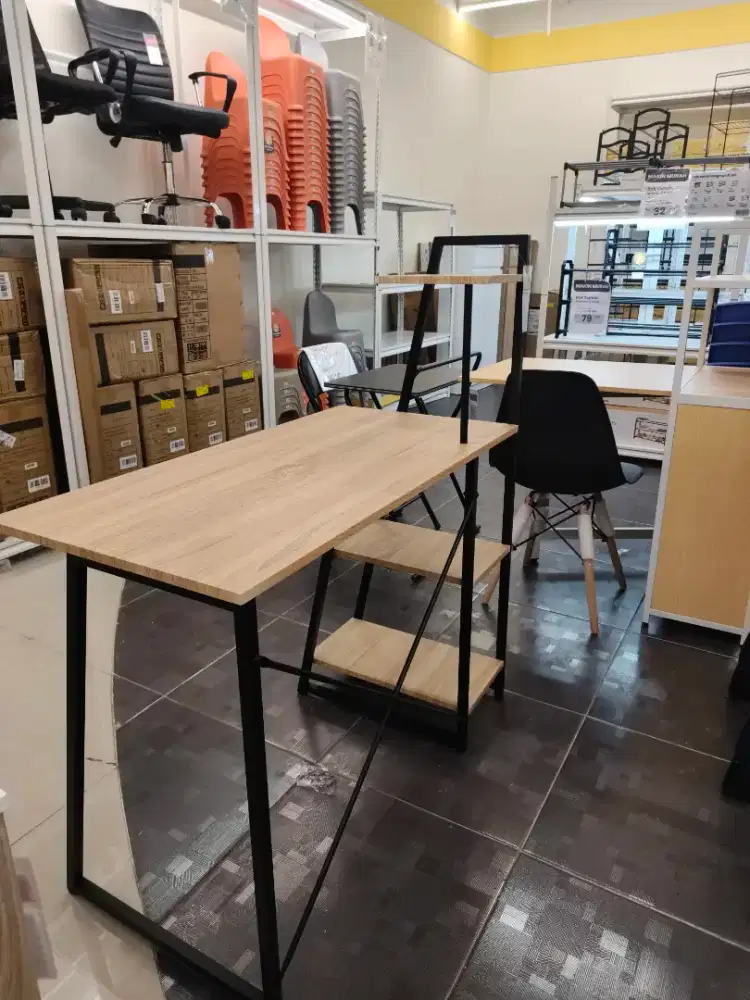 Meja belajar minimalis