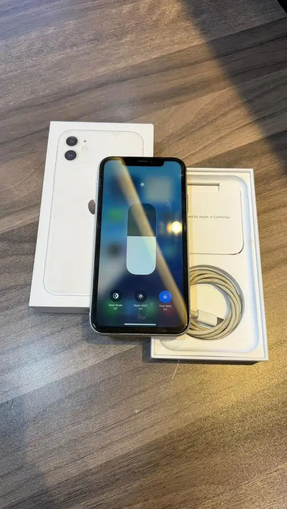 Iphone 11 White 64GB Resmi Ibox Lengkap