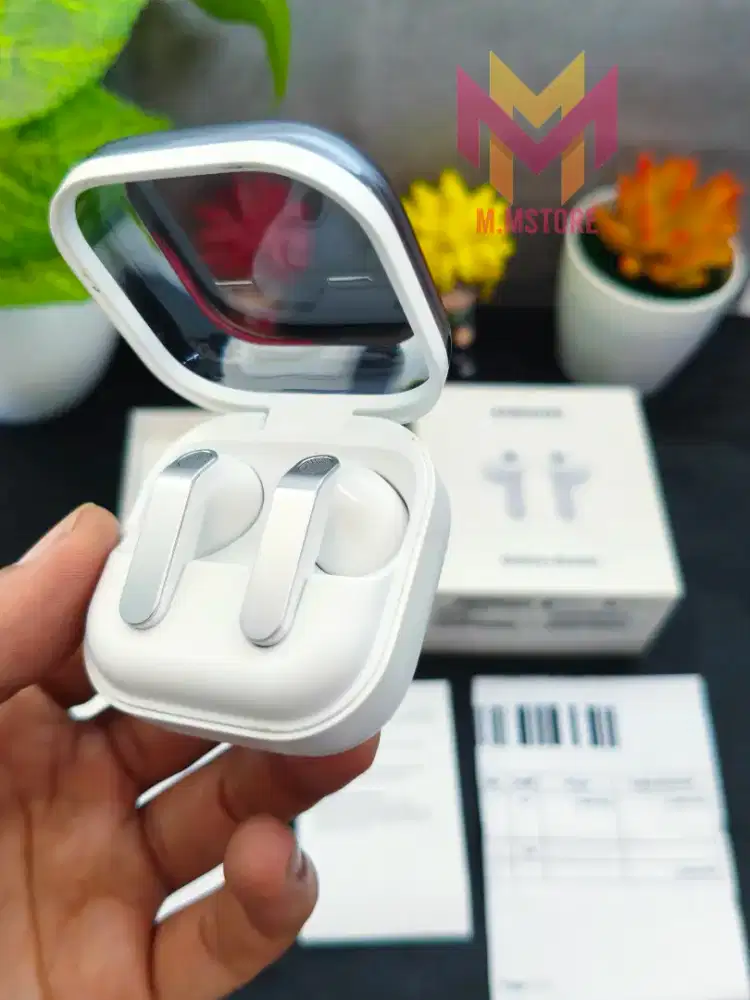 Samsung Galaxy Buds 4 Silver White Garansi Panjang Mulus Fullset Ori