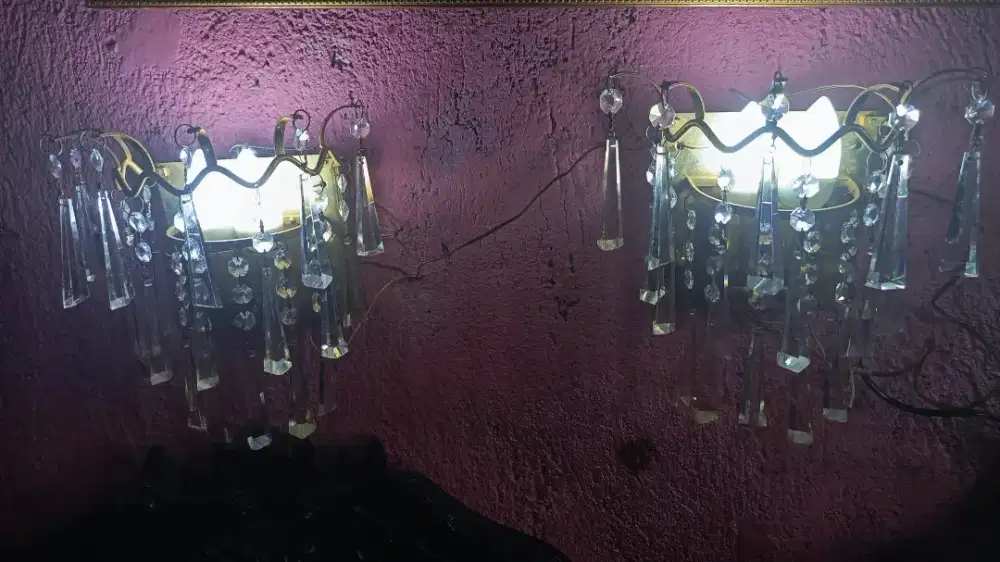 Sepasang lampu crystal tembok kuningan