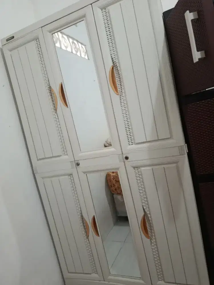 Di jual lemari plastik 3 pintu merek Napolly masih bagus.