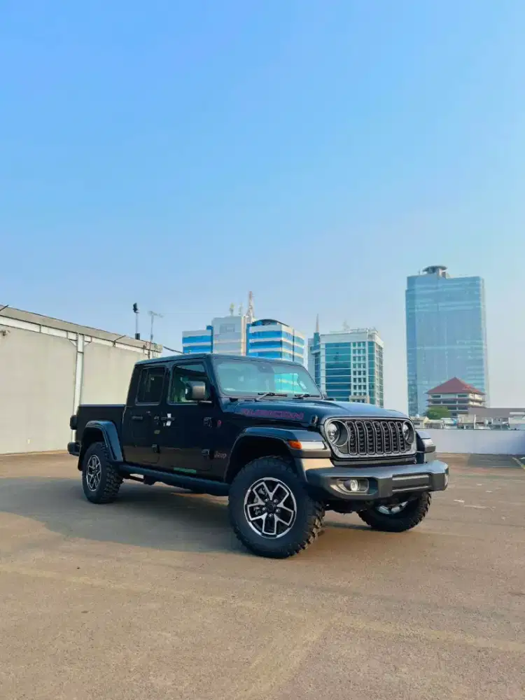 Jeep Gladiator 2026 adalah double cabin off-road premium bermesin 3.6L