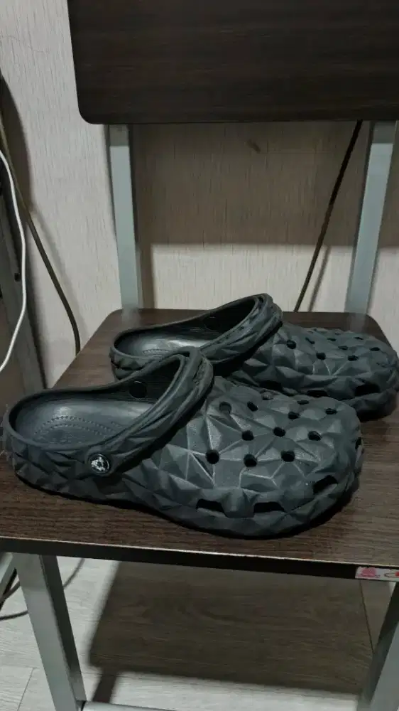 2 sendal crocs hitam dan abu abu