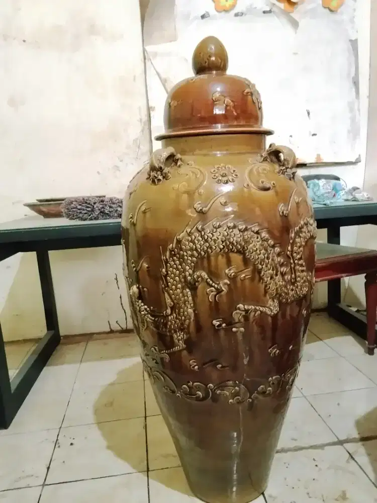 Guci motif naga timbul