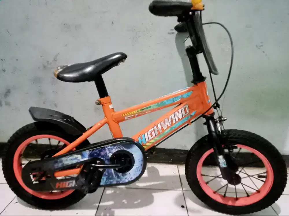 Dijual sepeda BMX merk HIGHWIND ring 12 kondisi msih bagus kker normal