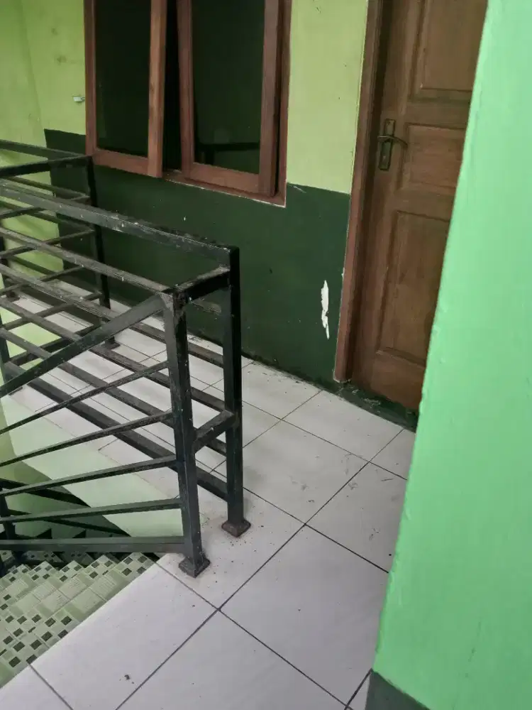 Kontrakan AC murah kamar mandi dalam , Pinggir jalan Lantai 2