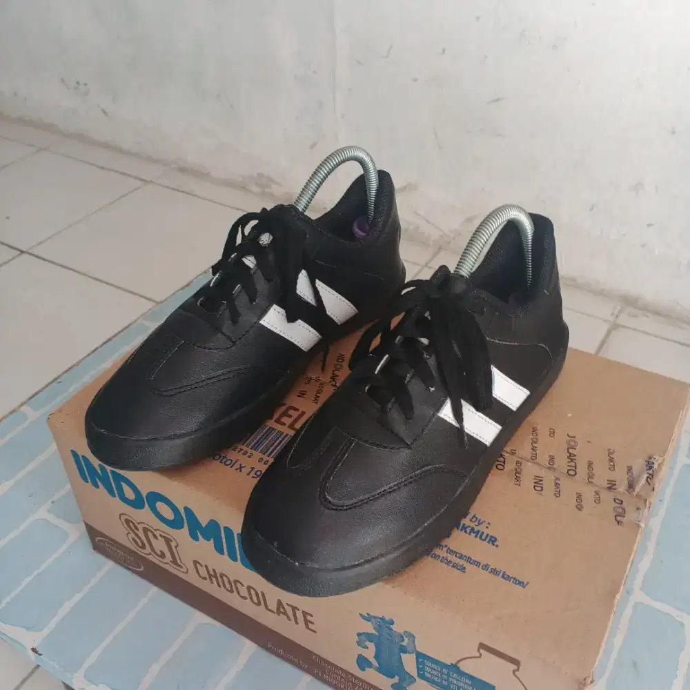 Sneakers Casual Pria Dan Wanita Black Whita