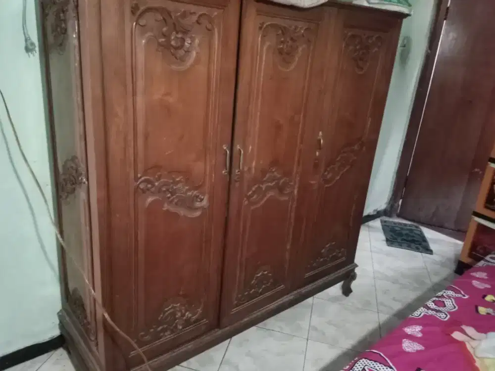 Lemari Pakaian Antik Jati kuno