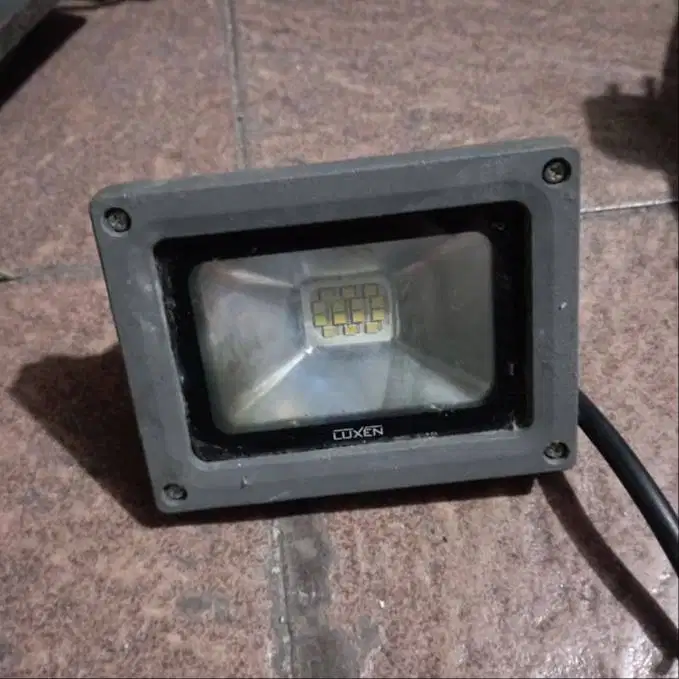 Lampu Sorot LED LUXEN 10W IP65