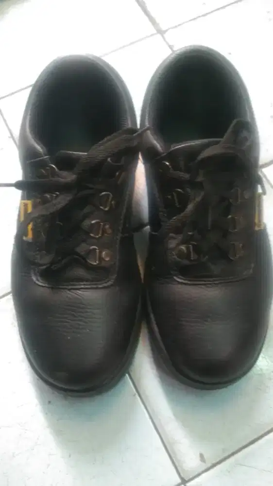 Sepatu pelindung merk krisbow