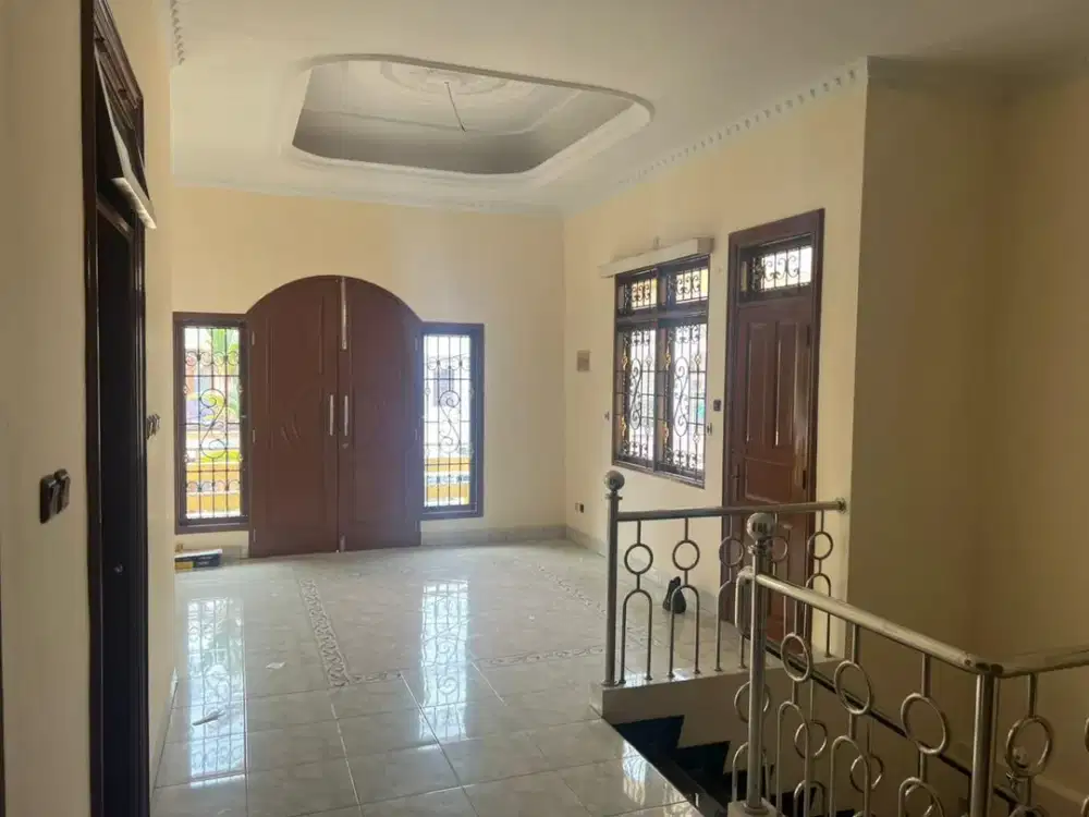 Dijual rumah 2 lantai siap pakai di taman palem lestari