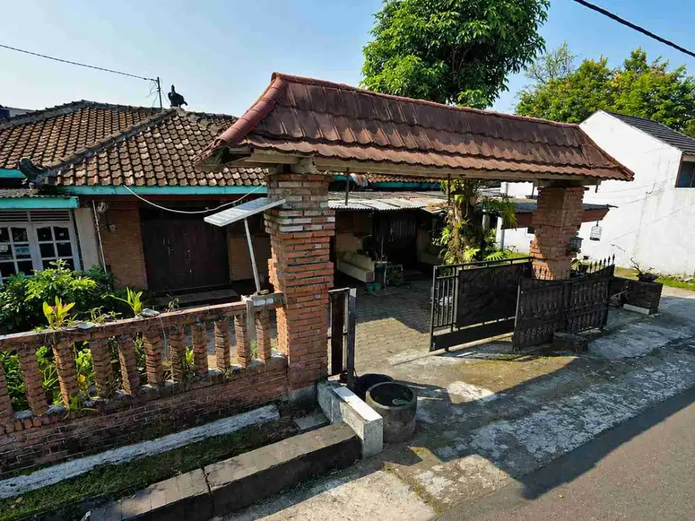 Rumah Besar Hook Nyaman Di Perumahan Sleman