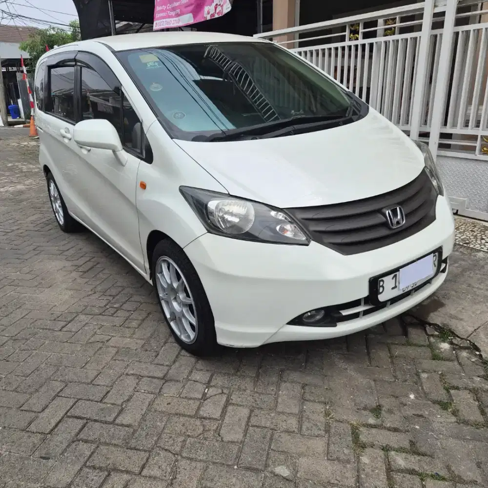 Honda freed th thn 2011  putih